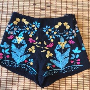 DEJAVU Embroidered Shorts